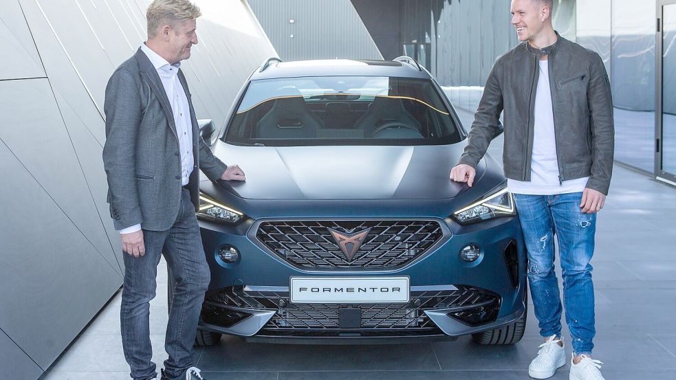 Marc-André Ter Stegen (rechts) kickt beim FC Barcelona und ist bei der EM Deutschlands Nummer 2 – und nebenbei wirbt er für die Automarke Cupra. Foto: Imago/Agencia EFE