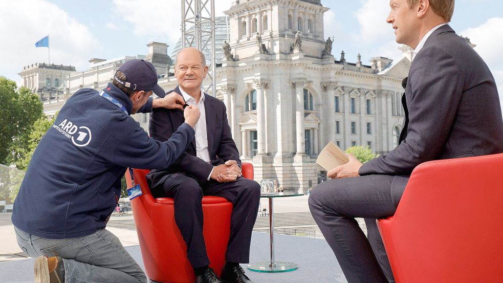 Bundeskanzler Olaf Scholz (Zweiter von links) und Moderator Markus Preiß (rechts) beim Sommerinterview vor wenigen Tagen in Berlin. Foto: Metodi Popow/imago-images