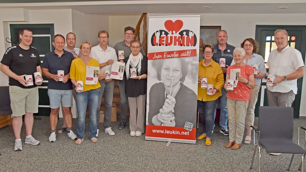 Sie suchen einen Stammzellenspender für den leukämiekranken Ernst Moltz aus Marienhafe: Peter Adena (von links), Andreas Dirks, Heiko Schoolmann, Karin Warners, Michael Dirksen-Müller, Gerhard Ihmels, Beate Ihmels, Anna Fennen, Klaus-Dieter Cassens, Adelheid Winkler, Klaudia Hinrichs und Jens Hinrichs. Foto: Thomas Dirks