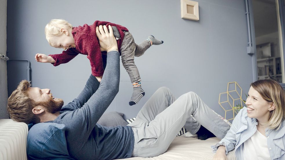 Mit Kindererziehungszeiten können Eltern ihre Rente aufbessern. Notwendig ist dafür lediglich ein Antrag. Foto: imago images/people