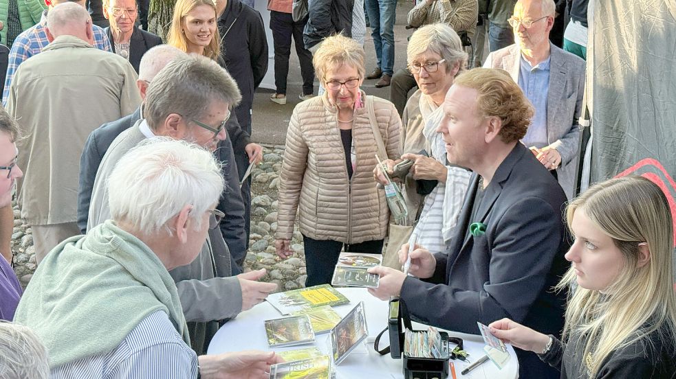 In Esens war Daniel Hope seinen Fans ganz nah: Er plauderte mit ihnen und erfüllte Autogrammwünsche. Foto: Karlheinz Krämer