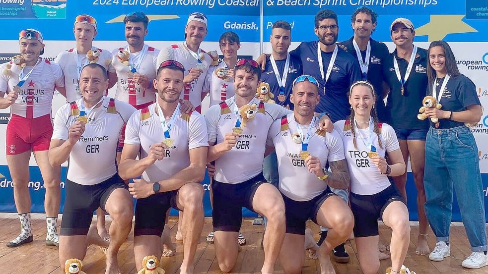 Gold für die deutschen Küstenruderer mit Steuerfrau Elisa Trog (knieend unten von rechts), Eduardo Linares, Moritz Korthals, Emil Schmidberger und Maiko-Benedikt Remmers. Dahinter die Teams aus Monaco (Silber) und Spanien (Bronze). Fotos: privat