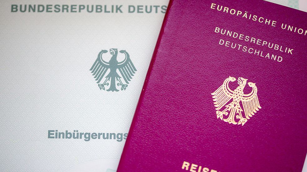 Ab dem 27. Juni gilt das neue Staatsbürgerschaftsrecht. Ausländer können damit schneller den Deutschen Pass bekommen - wenn sie gut integriert sind und auf eigenen Füßen stehen. Foto: Fernando Gutierrez-Juarez