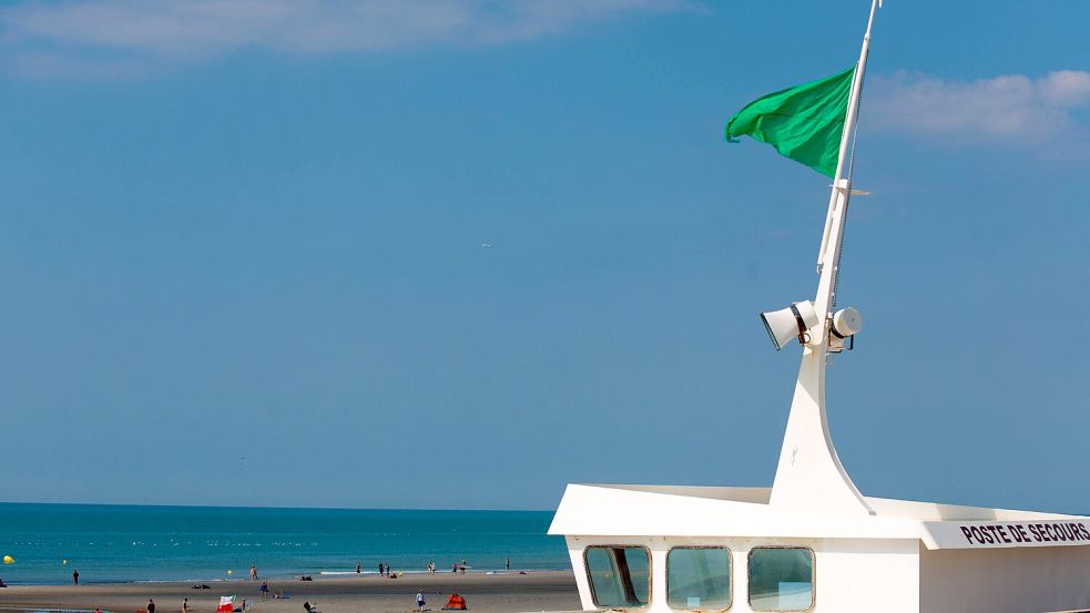 Viele wissen nicht, wofür die unterschiedlichen Flaggen am Strand stehen. Foto: IMAGO / Photo12