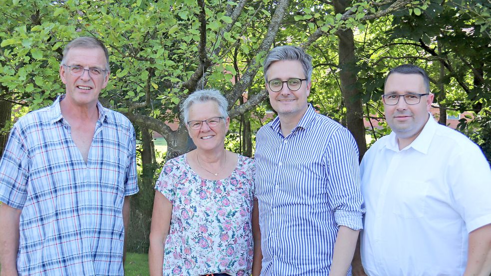 Ludwig Soeken (von links), Gertrud Rogge, Jan Bergmann und Kai Buschmann gehören zum Vorstand des Dorfvereins „Uns Timmel“. Foto: Heino Hermanns