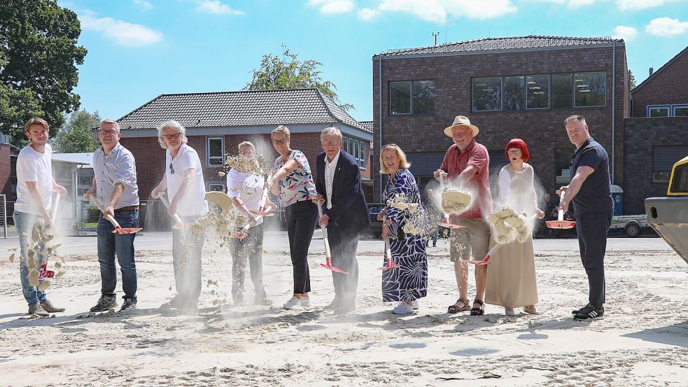 Erster Spatenstich: Sven Fehrenbach (Firma Kerker, von links), Sven Bünting, Matthias Steinhoff (beide Büro 3Ing), Elke Seehusen (Hochbauamt), Brigitte Weber (Schulamt), Bürgermeister Horst Feddermann, Schulleiterin Kathrin Peters, Ratsherr Volker Rudolph, Ratsfrau Erika Biermann und Stadtplaner Mirko Wento beginnen den Neubau für die Realschule Aurich. Foto: Romuald Banik