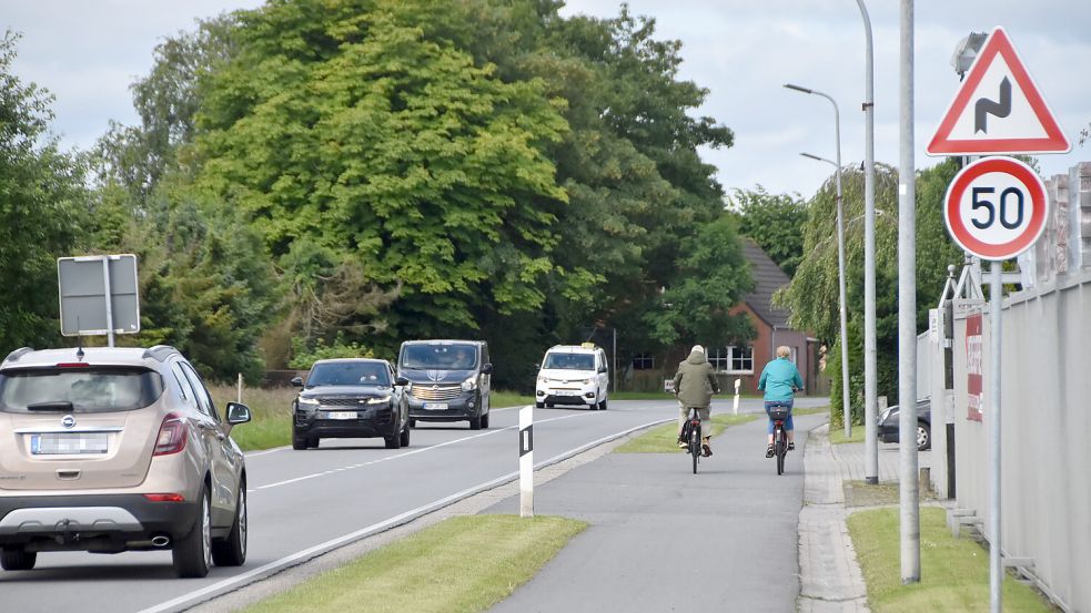 Wegen der gefährlichen Doppelkurve (im Hintergrund) wurde das Tempo auf der Kirchstraße in Osterupgant auf 50 Stundenkilometer begrenzt. Foto: Thomas Dirks