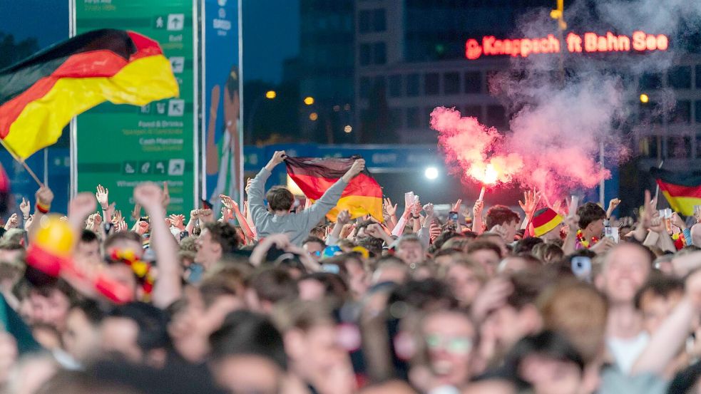 Zu der EM feiern Fans auf unterschiedlichste Weise. Dazu gehören für viele auch Fangesänge. Foto: IMAGO / Eibner