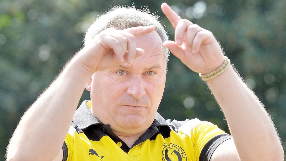 Trainer Jerzey Klukowski war früher für den TuS Middels in Gelb-Schwarz unterwegs. In der neuen Saison ist in Wallinghausen Grün-Weiß angesagt. Foto: Wolfenberg
