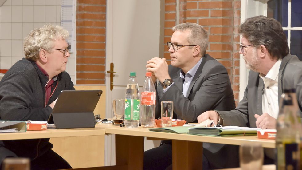 Brookmerlands Kämmerer Stephan Weers, hier (von links) im Gespräch den Verwaltungschef Jochen Behrends und Gerhard Ihmels in einer Leezdorfer Ratssitzung im März 2022, stellte den Doppelhaushalt vor. Foto: Thomas Dirks