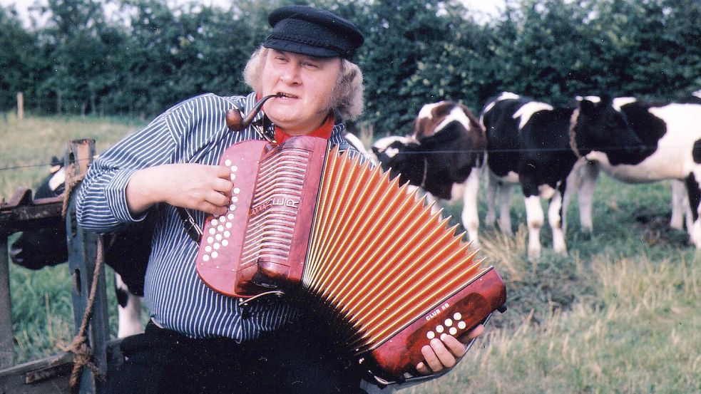 Pfeife, Akkordeon, Elbsegler: So kannte man den „fröhlichen Ostfriesen“ Hannes Flesner aus Leezdorf. Foto: Privatarchiv Flesner