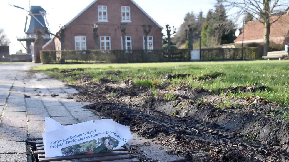 Der Dorfplatz in Leezdorf sorgte in den vergangenen Monaten für Schlagzeilen. Er sollte für 600.000 Euro umgestaltet werden. Nach anhaltender Kritik wurde der Plan verworfen. Foto: Sarah Dirks