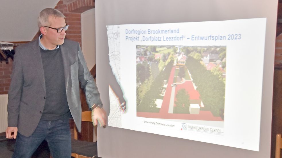 Im Dezember 2023 erläuterte der stellvertretende Leezdorfer Gemeindedirektor und Brookmerlander Bauamtsleiter Jochen Behrends den neuen Dorfplatz-Plan. Jetzt verkündete er dessen offizielles Aus. Foto: Thomas Dirks