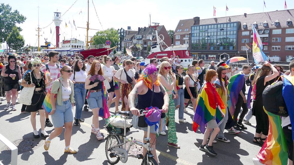 Der CSD-Marsch führte auch am Delft entlang. Foto: Werner Jürgens