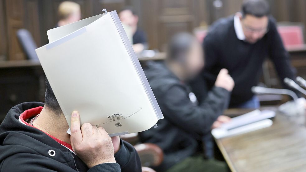 Einer der Angeklagten wurde am Norder Kreisel festgenommen. Foto: Christian Charisius/dpa