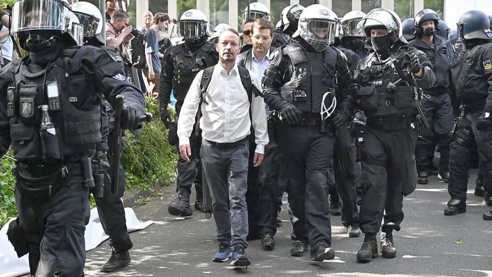 Mehrere AfD-Politiker mussten am Samstag in Essen von der Polizei aus einer Bäckerei herausgelassen werden, deren Ausgang Demonstranten versperrten. Foto: dpa/Henning Kaiser