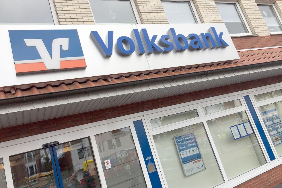 Am Donnerstag versuchte ein bislang unbekannter Täter, die Volksbank in Papenburg auszurauben. Bild: Hellmers