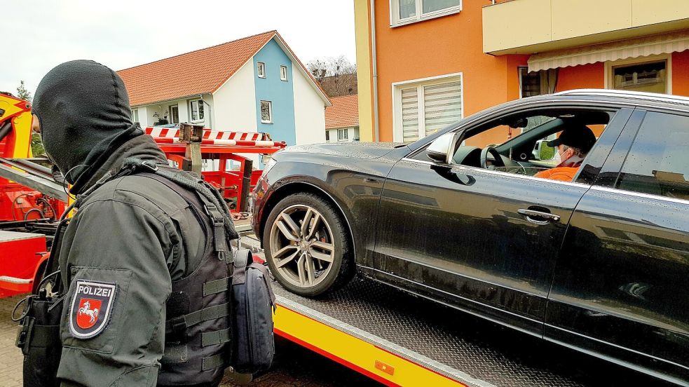 Die Polizei beschlagnahmt das Auto eines mutmaßlichen Clan-Kriminellen in Niedersachsen. Nach Meinung des Experten Arndt Sinn passiert so etwas noch zu selten. Foto: Polizeidirektion Oldenburg