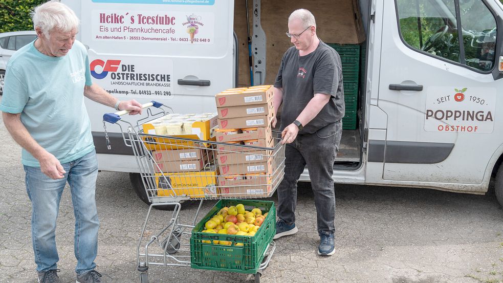 Ein besonderes Geburtstagsgeschenk brachten Vertreter der Spieskamer Dornum-Holtriem mit nach Rechtsupweg. Foto: Folkert Bents