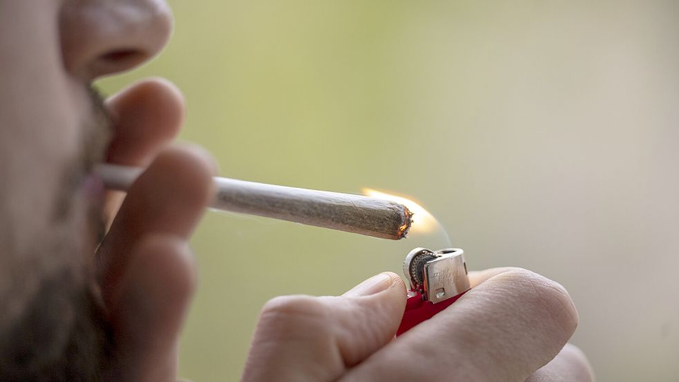 Seit dem 1. April dürfen Erwachsene bis zu 25 Gramm Cannabis in der Öffentlichkeit mit sich führen und maximal 50 Gramm zu Hause aufbewahren. Foto: Hannes P. Albert/dpa