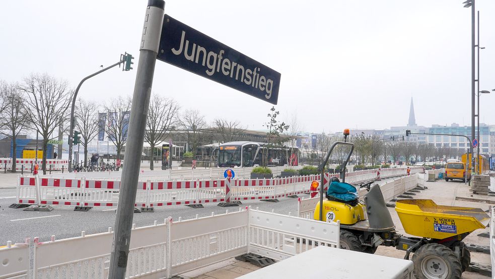 Am Hamburger Jungfernstieg ist am Dienstag ein Auto in eine Sparkasse gefahren. Foto: dpa/Marcus Brandt