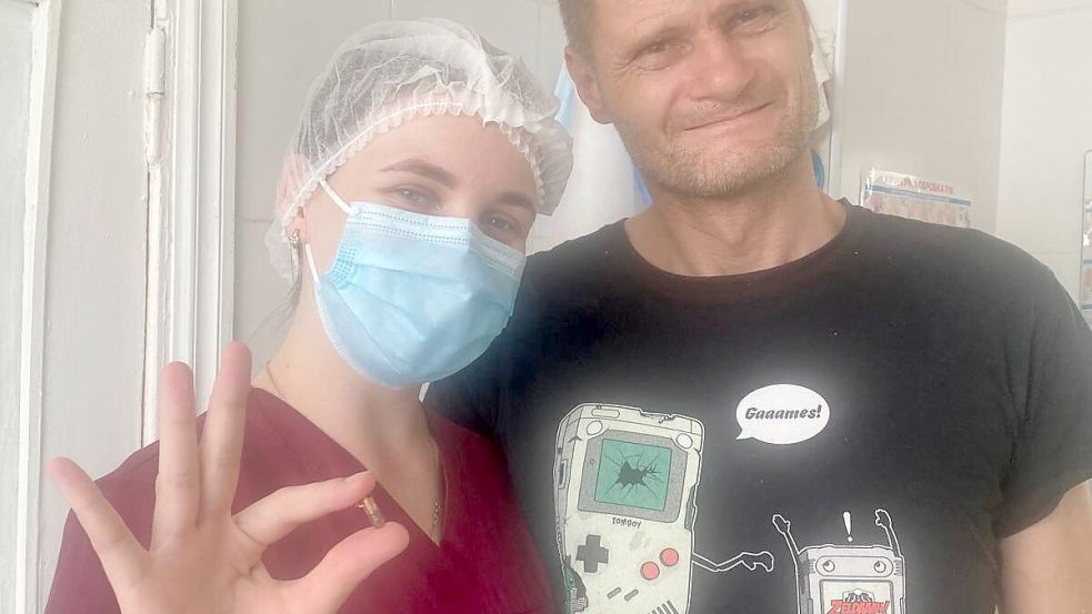 „Ich hatte fünf Schutzengel“: Otto S. nach erfolgreicher OP mit einer Mitarbeiterin des Krankenhauses in Kiew. Sie hält die herausoperierte Kugel zwischen den Fingern. Foto: Otto S.