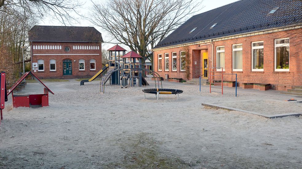 Die Außenstelle der Rappelkiste (hinten) befindet sich direkt neben der Grundschule. Foto: Romuald Banik