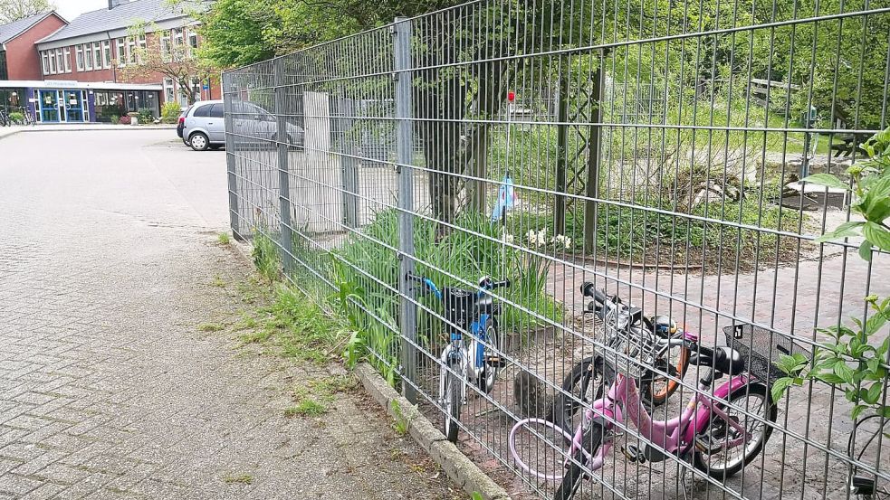 Vom Kindergarten Stefelkes (rechts) sind es nur wenige Meter bis zur benachbarten Grundschule (hinten im Bild). Foto: Karin Böhmer