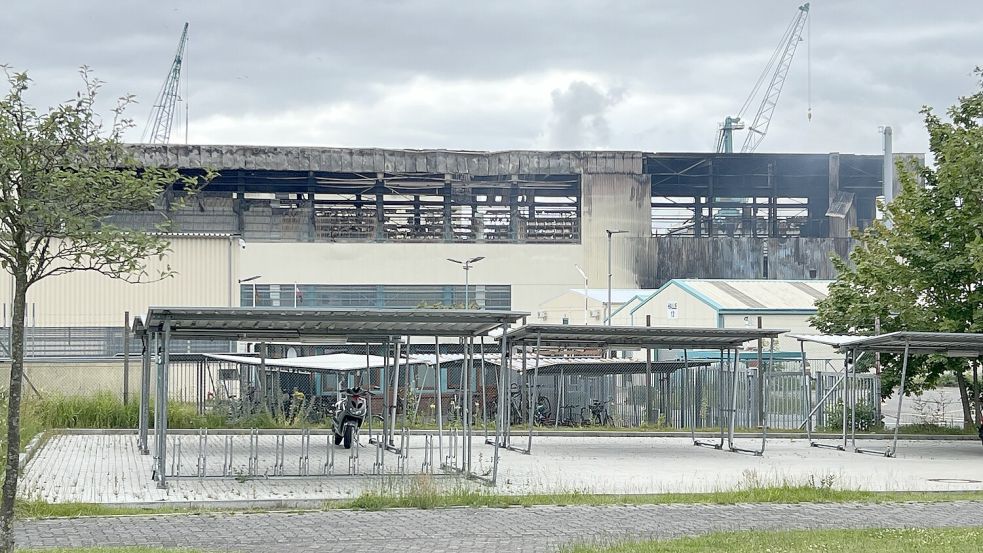 Am späten Nachmittag zeigte sich ein erstes Bild der Zerstörung, als der Rauch langsam abzog und die Halle sichtbar wurde. Ein beißender Geruch lag weiterhin in der Luft. Foto: Frank Höfer