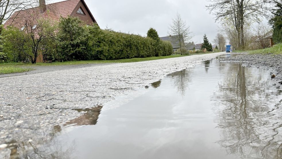 Nach Regenschauern gleichen die Seitenräume an der Herrenhüttener Straße regelmäßig einer Seenlandschaft. Nun sollen sie befestigt werden. Foto: Holger Janssen