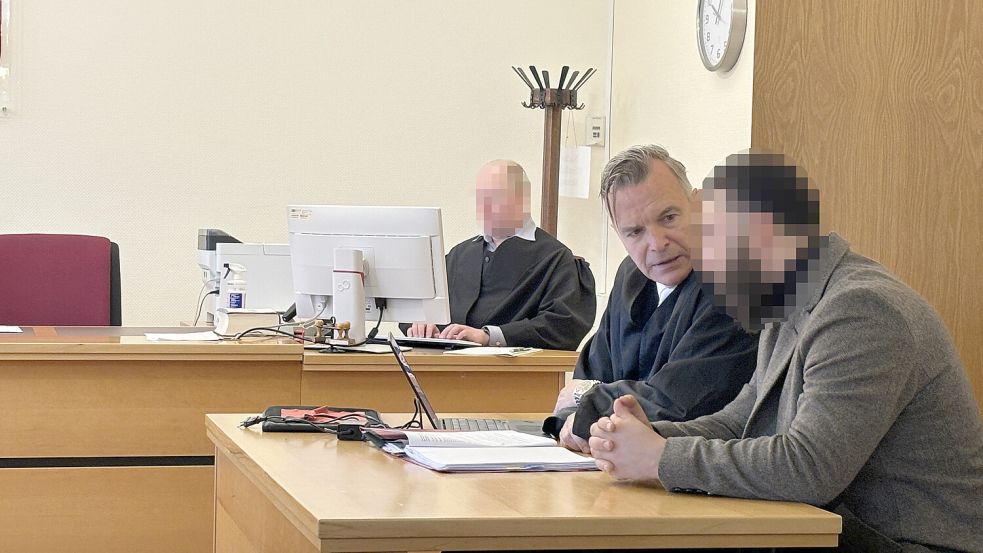 Wegen zahlreicher Vorstrafen wurde der 27 Jahre alte Kellner zu einer Haftstrafe von einem Jahr und neun Monaten verurteilt. Neben ihm sitzt sein Anwalt Christopher Mark Höfler aus Berlin. Foto: Rebecca Kresse