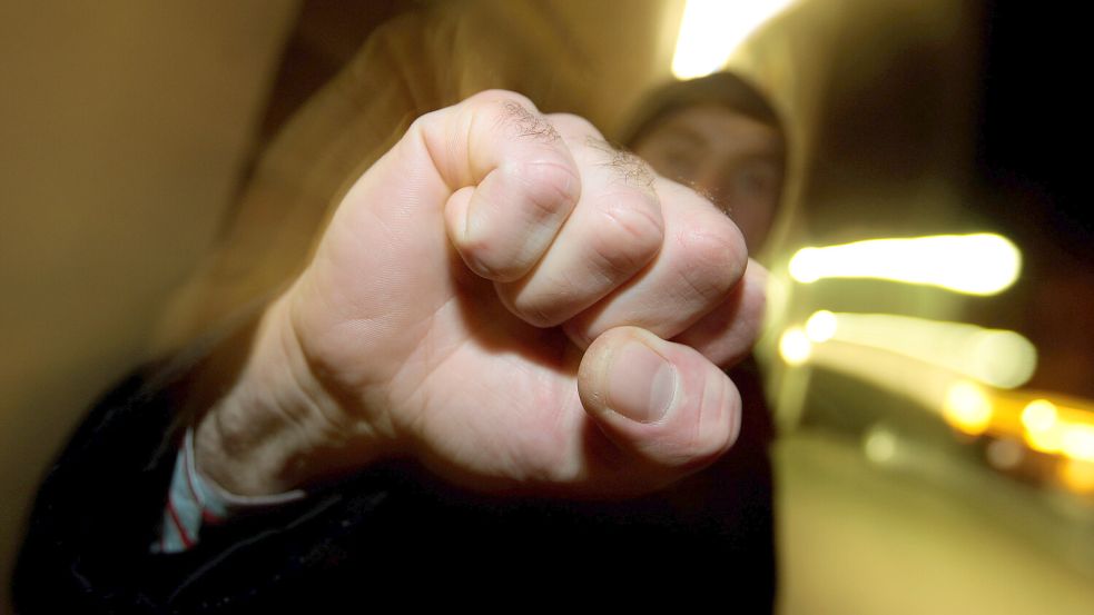 Ein junger Mann erhebt in der gestellten Szene die geballte Faust. Foto: DPA