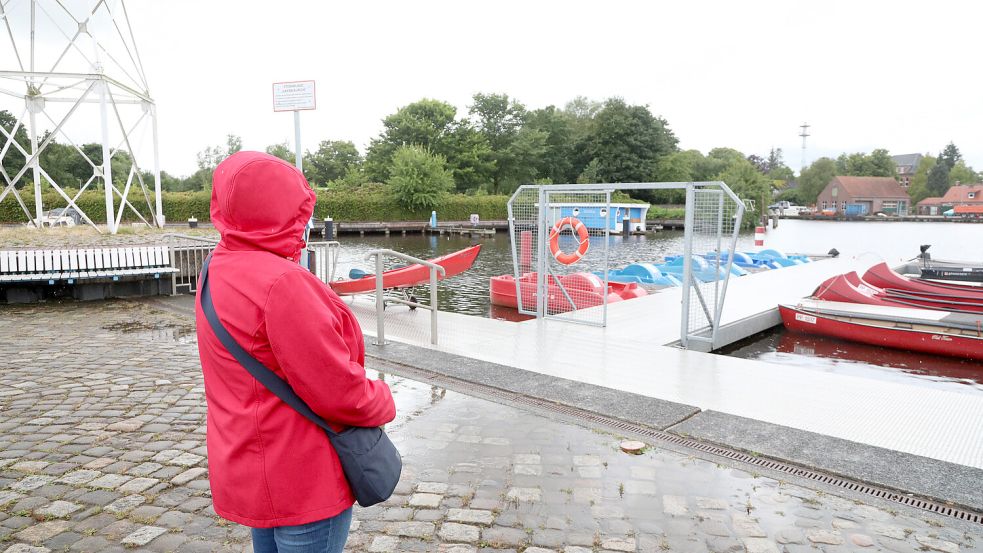 Sonne, komm bald wieder, bald wieder heraus, dürften viele Urlauber wie hier im verregneten Auricher Hafen derzeit denken. Foto: Romuald Banik
