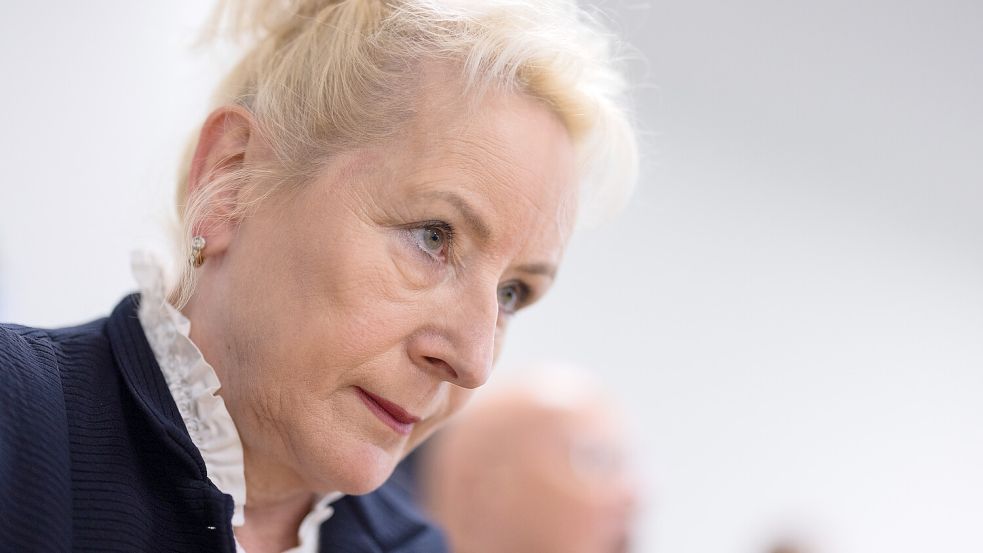 Simone Baum sitzt im Landesarbeitsgericht und Arbeitsgericht. Baum hat im November an dem „Remigrations“-Treffen in Potsdam teilgenommen und dafür die Kündigung von der Stadt Köln erhalten. Foto: dpa/Rolf Vennenbernd