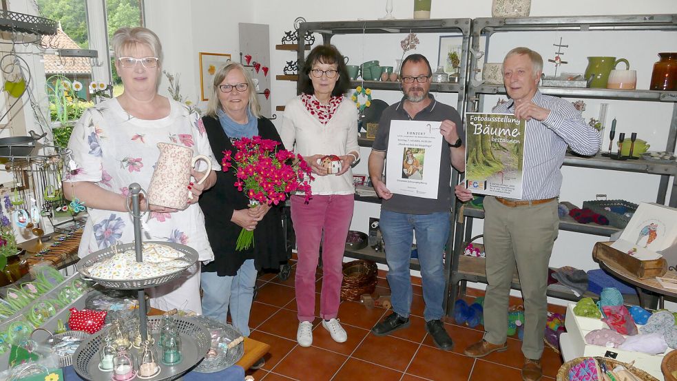 Der Vorsitzende des Ihlower Klostervereins Bernd Buttjer (rechts) und seine Mitstreiter (von links) Irmgard Reuter, Dagmar Brüdigam, Anna Buttjer und Heinz Seegers erwarten viele Gäste zu den Klostertagen. Foto: Werner Jürgens
