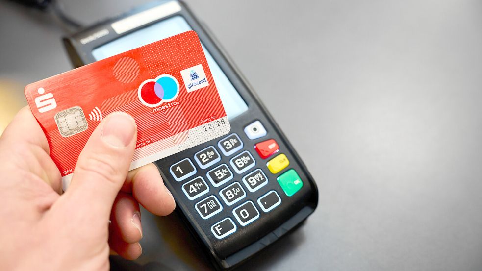 Die meisten Banken bieten ihren Kunden Karten an, mit denen kontaktloses Zahlen möglich ist. Manchmal ist eine PIN-Eingabe notwendig. Foto: IMAGO/Bihlmayerfotografie