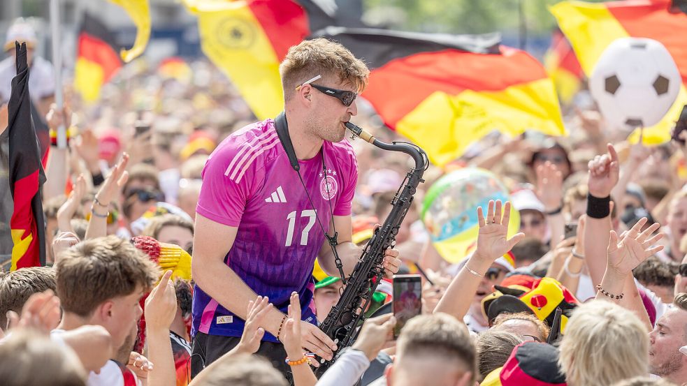 André Schnura tritt bei dieser EM bei zahlreichen Fanfesten mit seinem Saxophon in Erscheinung. Foto: IMAGO/Funke Foto Services