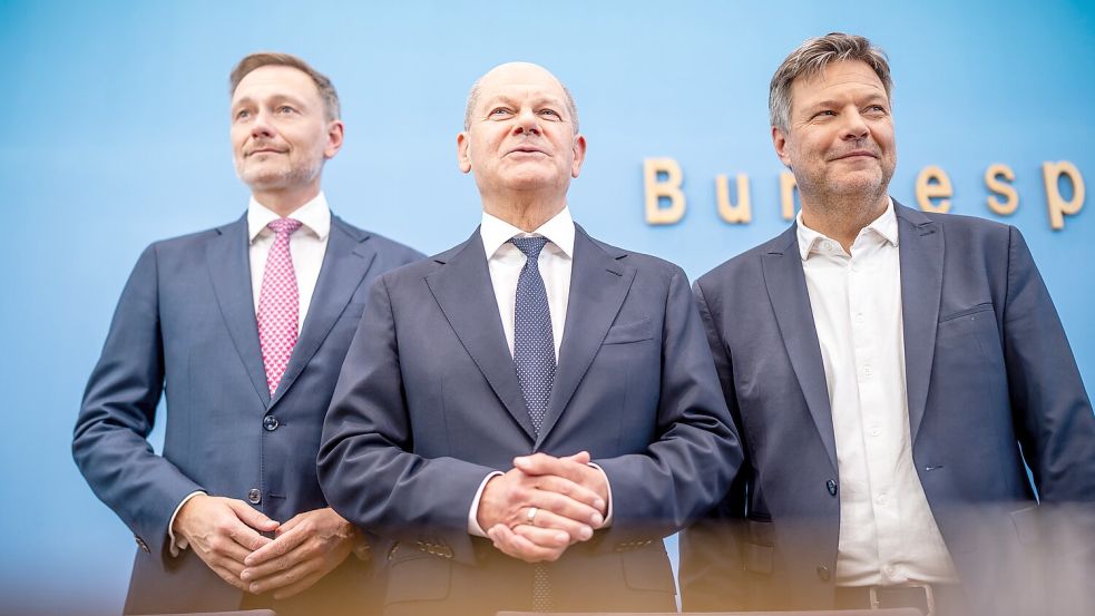 Neuer Kompromiss, neues Glück: die Chefkoalitionäre (von links) Christian Lindner (FDP), Olaf Scholz (SPD) und Robert Habeck (Grüne) Foto: dpa/Michael Kappeler