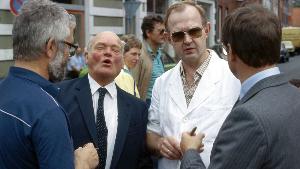 Auricher Innenstadtgesichter im Stadtfestgespräch: Wirt Julius Lindner, Kaufmannschaftsvorsitzender Johann „Joki Ei“ Schmidt, Wirt Heinz Trost und Stadtrat Manfred Neitzel (von links). Foto: ON-Archiv/Theesfeld