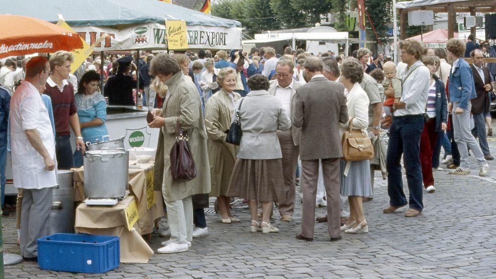 Typische Stadtfest-Szenerie der 1980er-Jahre: Während Marktschänken-Wirt Heinz Trost (links) die Erbsensuppe serviert, drängen sich die Besucher auf dem Marktplatz rund um die Bierpavillons. Die Bühne (rechts) ist eine Eigenkonstruktion des Bauhofes. Foto: ON-Archiv/Theesfeld