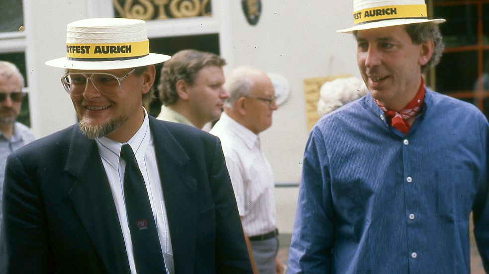Mit dem 1984 kultigen Stadtfesthut beim Rundgang: Der damalige Auricher Bürgermeister Werner Stöhr (links) und der inzwischen verstorbene Kaufmann Wolfgang Mönkemeier. Foto: ON-Archiv/Theesfeld