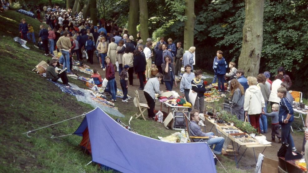 Unübertroffener Kult-Flohmarkt für Kinder: Zum Stadtfest gingen die Besucher auf dem Hohen Wall auf Schnäppchenjagd. Foto: ON-Archiv/Theesfeld
