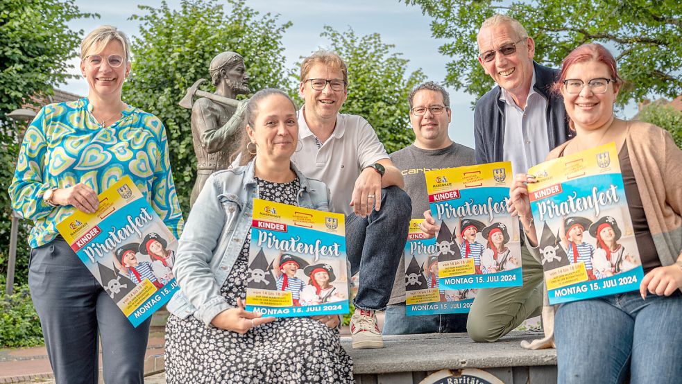 Annika Janssen (von links), Annett Müller, Michael Dirksen-Müller, Robin Stix, Manfred Kruse und Saskia Fisser stellten das Programm für das Kinderpiratenfest in Marienhafe vor. Foto: Folkert Bents