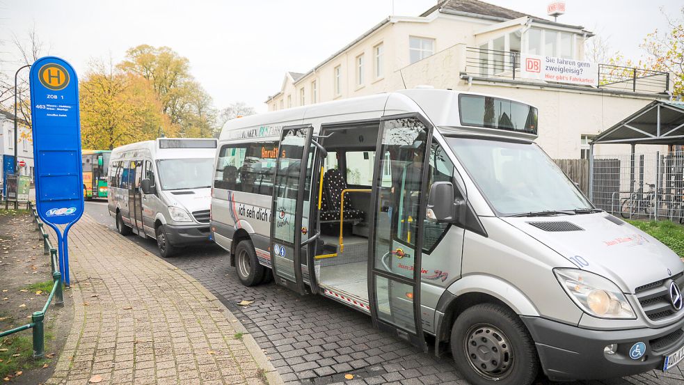 Bisher verkehren Anrufbusse flexibel im Auricher Stadtgebiet. Die Kunden müssen im Vorfeld telefonisch die Fahrt anmelden. Foto: Romuald Banik