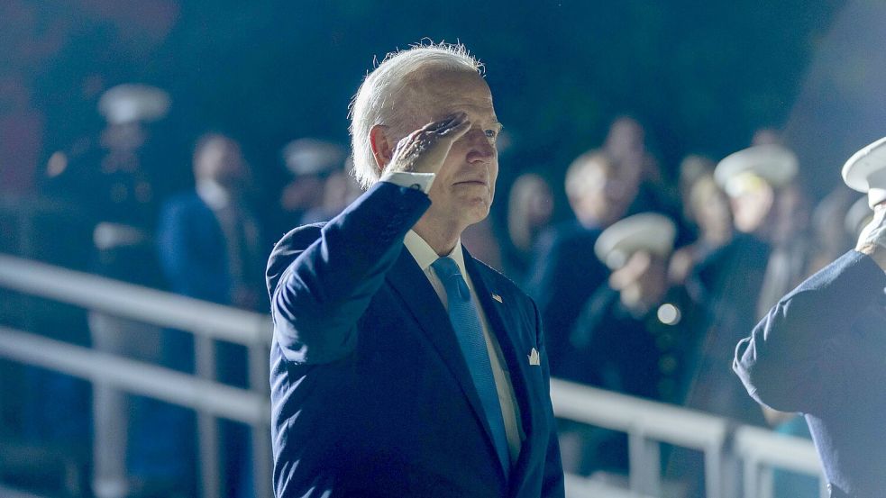 US-Präsident Joe Biden salutiert bei einer Parade in Washington im Juni 2023. Foto: IMAGO/Bonnie Cash/Pool/CNP/MediaPunch