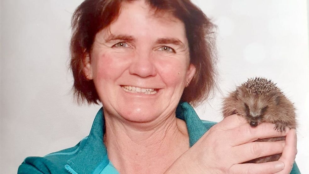 Imke Sindern betreibt seit 15 Jahren eine Igelstation in Wilhelmshaven. Diesen kleinen Igel konnte sie gesundpflegen. Foto: Privat