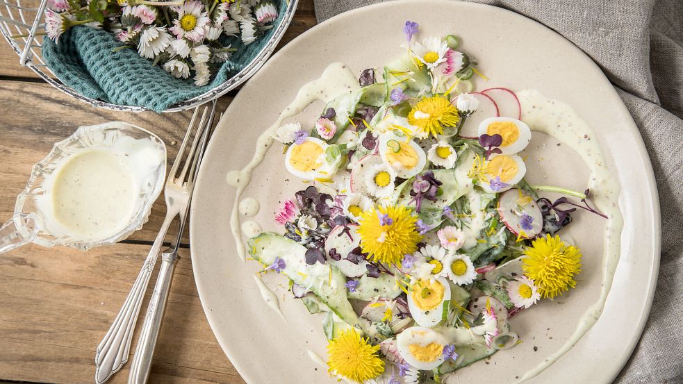 Ein Salat aus unterschiedlichen Wildblumen. Foto: dpa/Christin Klose