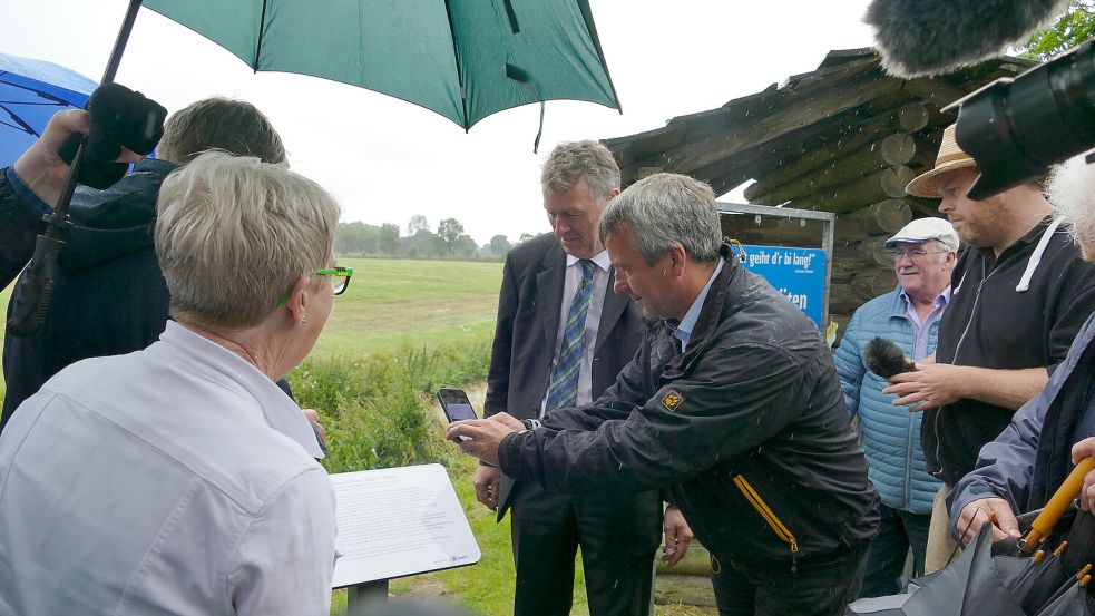 „Hannes hat in seinen Liedern das ausgedrückt, was Ostfriesland ausmacht“, meinte Staatssekretär Johann Saathoff (SPD, mit Handy), der für den Einweihungstermin seinen Urlaub unterbrochen hatte. Foto: Werner Jürgens