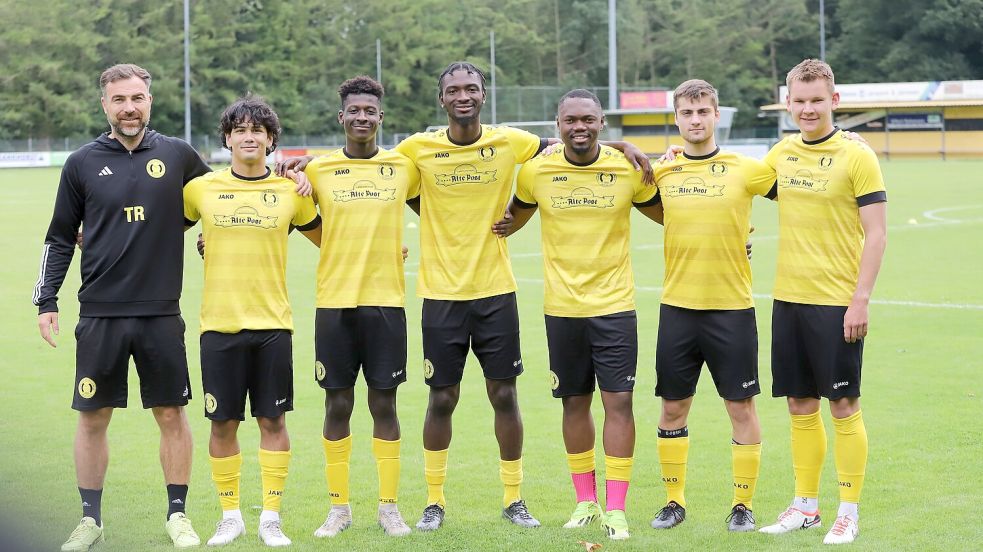 Arm in Arm zeigten sich TuS-Coach Tobias Ryl (links) beim Fototermin mit den Neuzugängen des Bezirksligisten TuS Middels: Christian Miranda Cordeiro (von links), Kedin Muwenge, Christopher Agbodoh, Marco Mouzong, Lukas Michael und Yannick Reinema. Fotos: Wilfried Gronewold