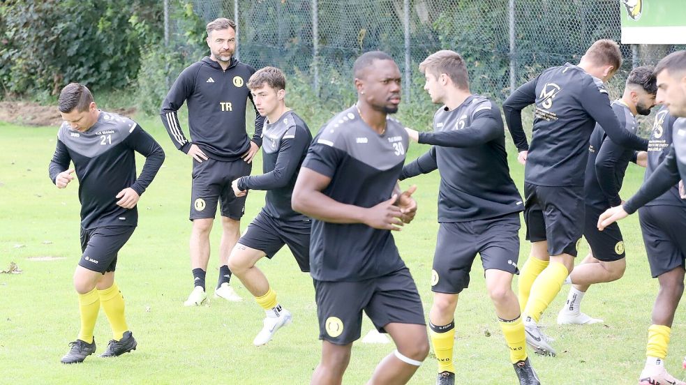 Der Middelser Trainer Tobias Ryl (Zweiter von links) beobachtet seine Spieler beim Aufwärmen vor dem Testspiel gegen den Kreisligisten JSV Jever. Das Spiel endete in Middels am vergangenen Sonntagnachmittag 2:2.